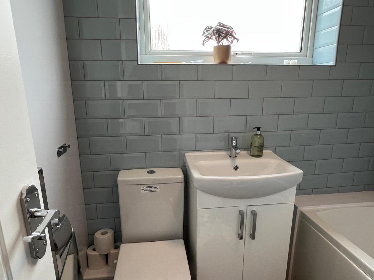 Chine Cottage Self-Catering Coastal Bungalow In Rural West Wight فريشووتر المظهر الخارجي الصورة